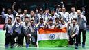 <p>Anggota tim bulu tangkis putra India merayakan kemenangan setelah mengalahkan Indonesia pada final putra turnamen bulu tangkis Piala Thomas 2022 di Impact Arena, Bangkok, Thailand, Minggu (15/5/2022). India juara Piala Thomas 2022 usai menaklukkan juara bertahan Indonesia 3-0 (Manan VATSYAYANA / AFP)</p>