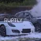 Sejumlah mobil Porsche terbakar saat aksi demontrasi jelang pertemuan KTT G20. (Ruptly)