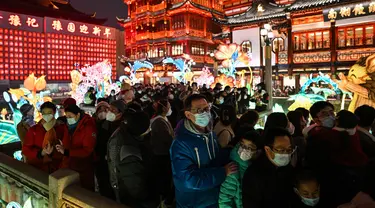 Orang-orang mengunjungi Taman Yu menjelang Tahun Baru Imlek yang menandai tahun Kelinci, di Shanghai pada 9 Januari 2023. Taman Yu merupakan Taman Kebahagiaan yang luas, terletak di samping Kuil Dewa Kota di timur laut Kota tua Shanghai di Distrik Huangpu. Berbatasan dengan Yuyuan Tourist Mart, Rumah Teh Huxinting dan Pasar Yuyuan yang banyak menjual cendera mata. (AFP/Hector Retamal)