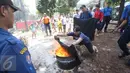 Warga mempraktekan cara mengantisipasi dini ketika terjadi kebakaran, Jakarta, Minggu (9/10). Kegiatan ini dilakukan untuk mengedukasi warga tentang bagaimana langkah awal yang dapat dilakukan saat terjadi kebakaran. (Liputan6.com/Immanuel Antonius)