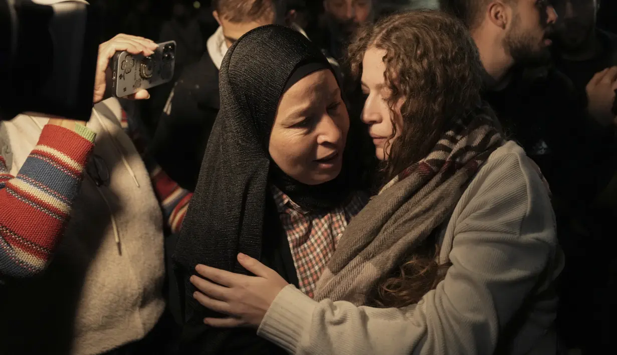 Ahed Tamimi termasuk di antara 30 tahanan yang dibebaskan oleh Israel dalam gencatan senjata sementara Gaza antara Israel dan Hamas. (AP Photo/Nasser Nasser)