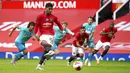 Pemain Manchester United, Marcus Rashford, mencetak gol ke gawang Bournemouth pada laga Premier League di Stadion Old Trafford Sabtu (4/6/2020). Manchester United menang 5-2 atas Bournemouth. (AP/Dave Thompson)