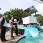 Eri Cahyadi bersama Khofifah meninjau lokasi ambrolnya perosotan di Waterpark Kenjeran Surabaya. (Dian Kurniawan/Liputan6.com)
