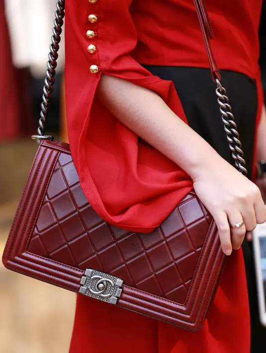 Mengenakan busana berwarna merah, Chacha pun membuat penampilannya makin kece dengan membawa sling bag bermerk Channel berwarna merah maroon. Kece banget pastinya! (Adrian Putra/Bintang.com)