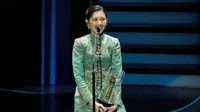 6 Gaya Sheila Dara Aisha dengan Busana Karya Sapto Djojokartiko di FFI 2025, Songket Bali Benang Emas