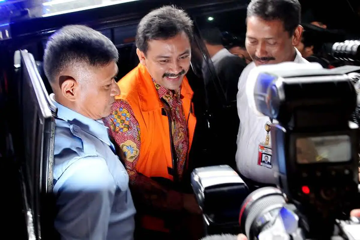[FOTO] Andi Mallarangeng Tampak Tegang di Sidang Perdana
