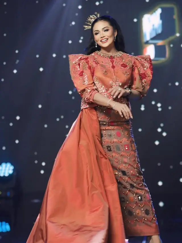 Krisdayanti saat Menjadi Juri Ajang Pencarian Bakat di Brunei Darussalam. [@krisdayantilemos]