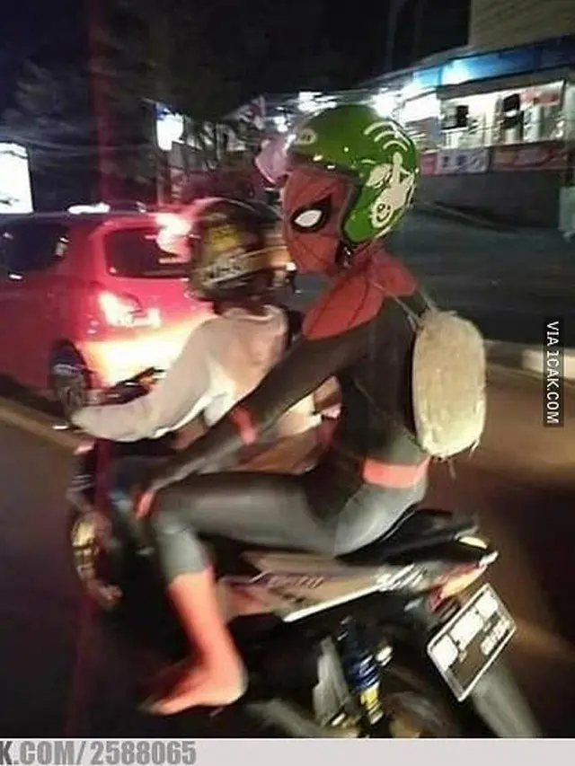 7 Potret Absurd Orang Pakai Kostum Spider-Man Ini Bikin Orang Heran