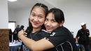 Pemain Timnas Voli Putri Indonesia, Tina Syifa Sabila  (kanan) bersama rekan satu timnya pada upacara pelepasan untuk kejuaraan AVC Women's Volleyball Cup yang dilakukan di Padepokan Voli Jenderal Polisi Kunarto, Sentul, Selasa (2/6/2026).