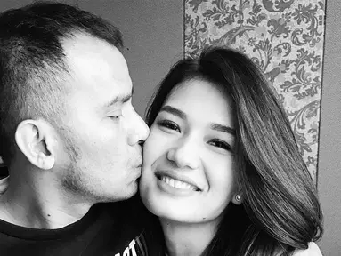 Judika Nalon Abadi Sihotang atau akrab disapa Judika menikah dengan Duma Riris pada 31 Agustus 2013 setelah berpacaran selama lima setengah tahun tanpa restu orang tua Duma. (Liputan6.com/IG/@duma_riris)