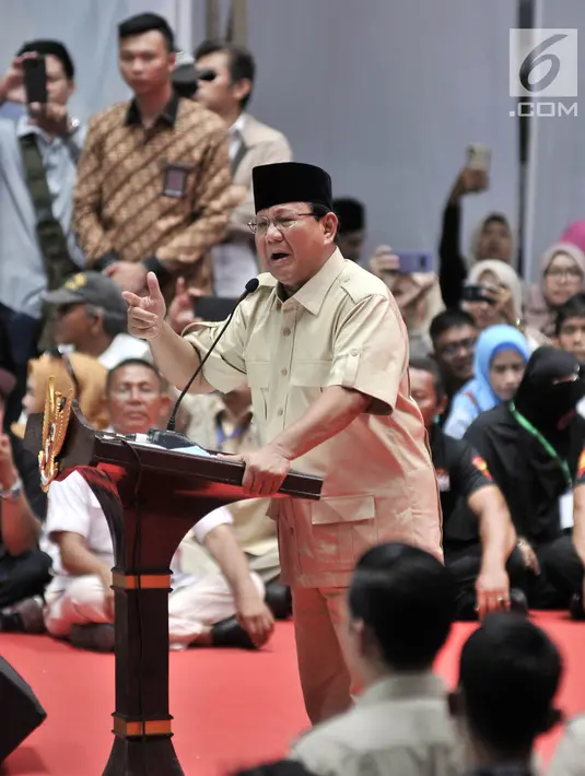 Capres nomor urut 02 Prabowo Subianto memberi sambutan dalam Pembekalan Relawan Prabowo-Sandiaga di Istora Senayan, Jakarta, Kamis (22/11). Pembekalan dihadiri oleh ribuan relawan. (Merdeka.com/Iqbal Nugroho)