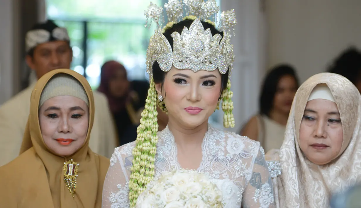 Poppy Sovia kini tengah berbahagia. Pasalnya ia resmi jadi istri dari Ahmad Gussaoki.  Acara pernikahan pun digelar di Sport Centre, Alam Sutera, Tangerang pada Sabtu (24/3/2018). (Bayu Herdianto/KapanLagi.com)