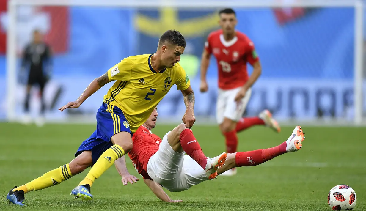Bek Swedia, Mikael Lustig, berusaha mengontrol bola saat melawan Swiss pada babak 16 besar Piala Dunia di Stadion St Petersburg, St Petersburg, Selasa (3/7/2018). Swedia menang 1-0 atas Swiss. (AP/Martin Meissner)