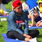 Seorang pria ambil bagian dalam kompetisi bengong atau Space Out Competition di sebuah taman di Seoul, Korea Selatan, (22/5). Kompetisi diadakan secara berkala dan tahun ini dimenangkan oleh penyanyi rap lokal bernama Shin Hyo-Seob. (Jung YEON - JE/AFP)