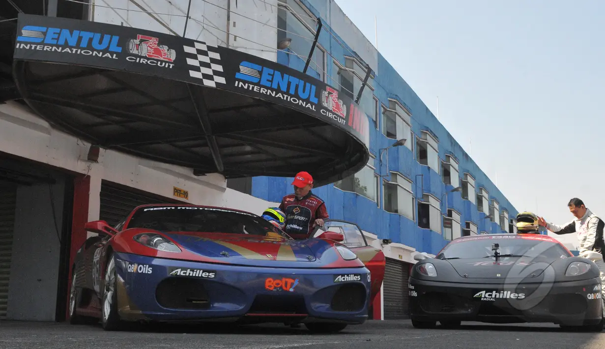 Mobil tunggangan Paul Montolalu jenis Ferarri 430 (kiri) saat bersiap untuk latihan di Sirkut Sentul, Bogor (12/5/2015). Indonesia akan menggelar balap ketegori Super Car yang akan diadakan 23 - 24 Mei 2015. (Liputan6.com/Herman Zakharia)