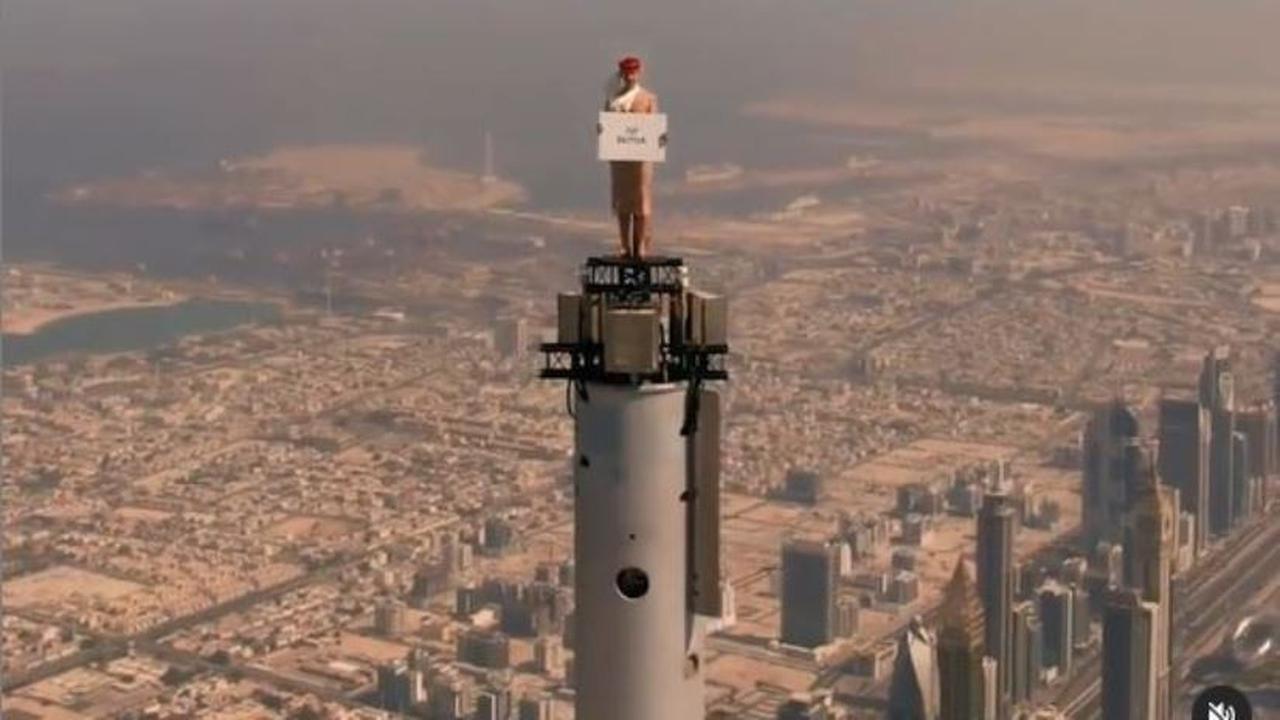 Video Pramugari Emirates Berdiri di Puncak Gedung Burj Khalifa, Asli atau Editan?