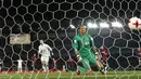 Cristiano Ronaldo memperdaya kiper Kashima Antlers dengan golnya lewat titik putih  dan meraih Trofi juara Dunia Antarklub di International Stadium Yokohama, Jepang, (18/12/2016).  (Reuters/Kim Kyung-Hoon)