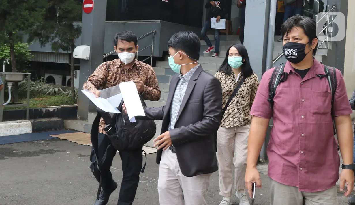 Pemimpin Redaksi Liputan6.com, Irna Gustiawati usai melaporkan serangan doxing terhadap jurnalisnya ke Polda Metro Jaya, Senin (21/09/2020). Serangan doxing atau pelacakan dan pembongkaran informasi pribadi bertujuan negatif dilancarkan terkait karya jurnalistik korban (Liputan6.com/Herman Zakharia)
