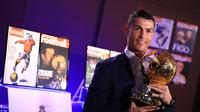Cristiano Ronaldo, meraih penghargaan Ballon d'Or 2016 pada Senin (12/12/2016) waktu setempat. Ronaldo unggul perolehan suara dari Lionel Messi dan Antoine Griezmann. (AFP/L'equipe/Franck Seguin)