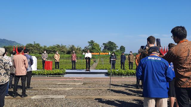 Presiden Jokowi saat Peresmian Persemaian Rumpin di Kabupaten Bogor, Jawa Barat, Jumat (10/6/2022) (Liputan6.com/Lizsa Egeham)