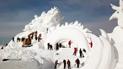 Foto dari udara menunjukkan para pemahat salju mengerjakan patung salju utama di kompleks Pameran Seni Pahatan Salju Internasional Pulau Matahari Harbin ke-33, Harbin, Provinsi Heilongjiang, China, 18 Desember 2020. (Xinhua/Wang Jianwei)