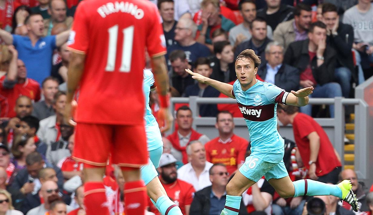 Mark Noble sudah tampil 374 kali dalam 12 tahun kariernya bersama West Ham United. Sayangnya, playmaker berusia 28 tahun ini dianggap belum cukup baik oleh pelatih Timnas Inggris, Roy Hodgson. (AFP/Lindsey Parnaby)