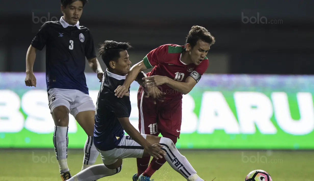 Gelandang Timnas Indonesia U-19, Egy Maulana Vikri, berusaha melewati pemain Kamboja U-19 pada laga persahabatan di Stadion Patriot, Bekasi, Rabu (4/10/2017). Indonesia menang 2-0 atas Kamboja. (Bola.com/Vitalis Yogi Trisna)