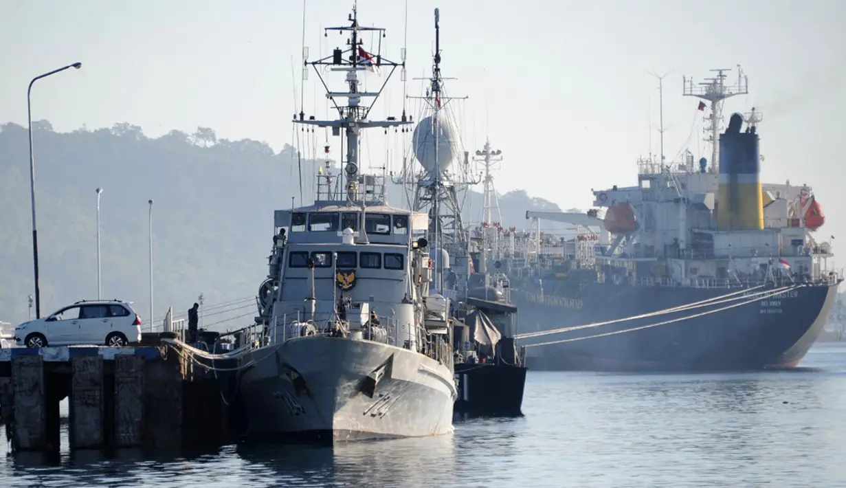 Sebuah kapal Angkatan Laut Indonesia terlihat di pangkalan angkatan laut di Banyuwangi, Provinsi Jawa Timur, Sabtu (24/4/2021). Militer melanjutkan operasi pencarian kapal selam KRI Nanggala 402 yang hilang pada 21 April saat latihan di lepas pantai Bali. (SONNY TUMBELAKA/AFP)