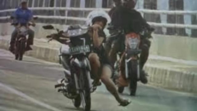 Bikin Geregetan, 7 Gaya Cewek di Indonesia Kalo Naik Motor