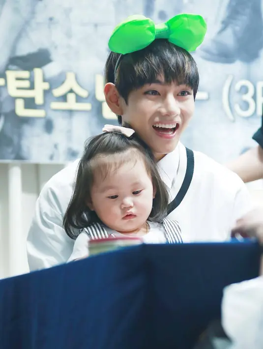 Bahkan V BTS tidak ragu untuk menyentuh para penggemarnya.(Foto: Koreaboo.com)