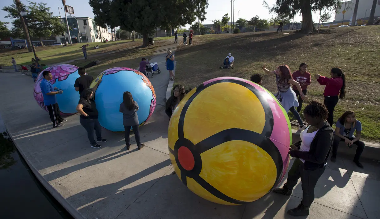 Sejumlah relawan mempersiapkan bola raksasa untuk ikut dalam pameran "Spheres" di Los Angeles, California, AS (21/8/2015). Acara ini menampilkan sekitar 3.000 bola raksasa yang dihias oleh para relawan. (REUTERS/Mario Anzuoni)