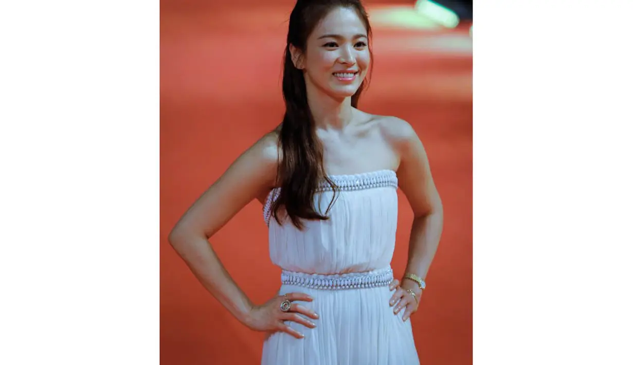 Aktris cantik asal Korea Selatan, Song Hye Kyo menghadiri Festival Film Internasional Shanghai ke-17 di Shanghai Grand Theater, Cina, (14/6/14). (AFP PHOTO)