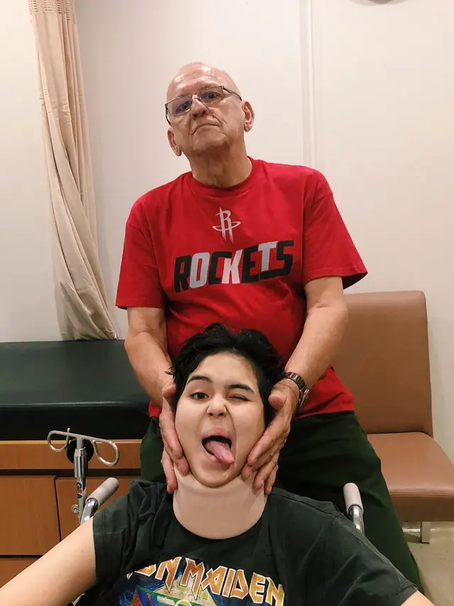 6 Potret Perjuangan Laura Anna Hadapi Spinal Cord Injury, Fisioterapis Hingga Akupuntur