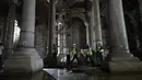 Para anggota tim restorasi bekerja di "Sunken Palace" (istana bawah tanah) di Istanbul, Turki (27/8/2020). Dengan luas total 9.800 meter persegi, waduk air raksasa "Sunken Palace" dibangun pada abad ke-6 pada masa pemerintahan Kekaisaran Bizantium. (Xinhua/Osman Orsal)