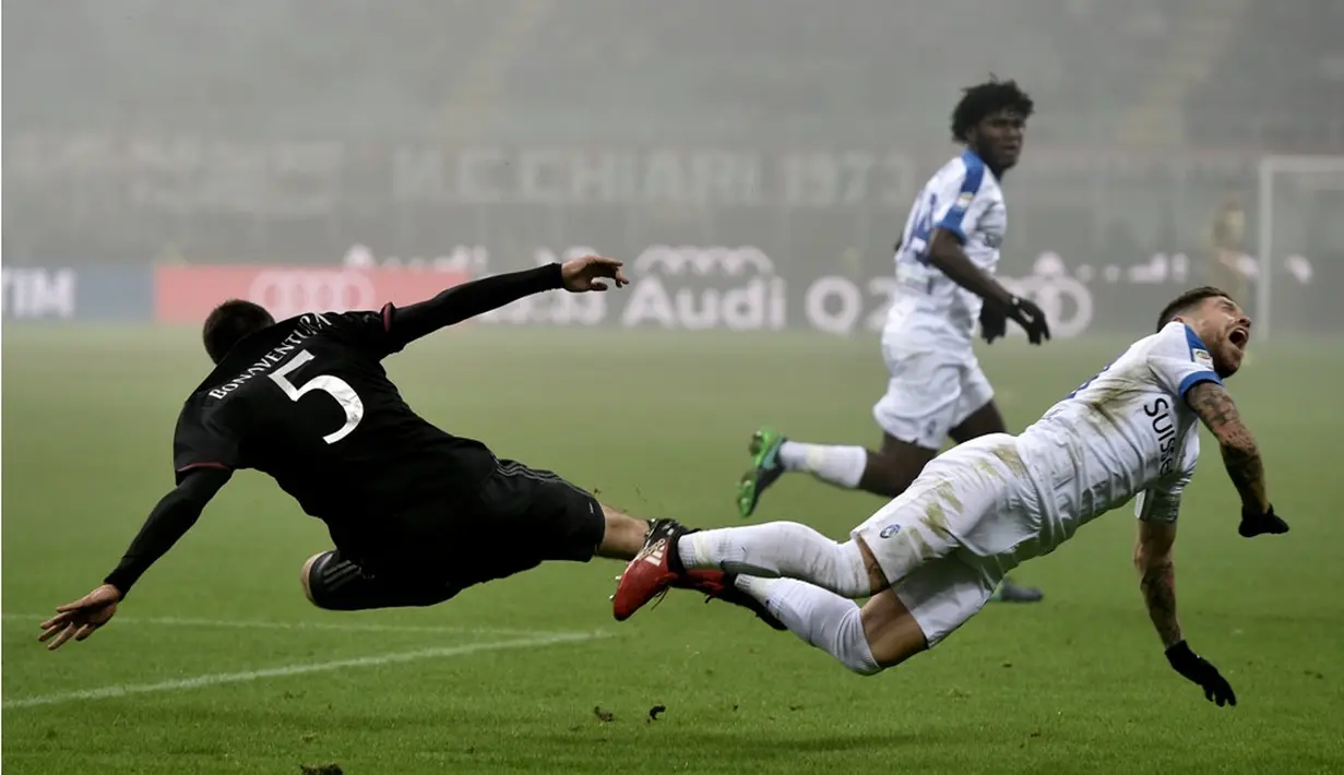 Duel antara pemain AC Milan, Giacomo Bonaventura, dengan pemain Atalanta, Jasmin Kurtic, dalam lanjutan Serie A yang berlangsung di Stadion San Siro, Milan, Sabtu (17/12/2016) waktu setempat. (AFP/Tiziana Fabi)