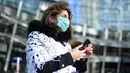 Seorang wanita mengenakan masker di Milan, Italia (26/2/2020). Sebanyak 400 orang telah dinyatakan positif COVID-19 di Italia hingga Rabu (26/2) malam. Pemerintah menutup 11 kota, 10 di Lombardia dan satu di Veneto, dalam upaya mengendalikan epidemi. (Xinhua/Daniele Mascolo)