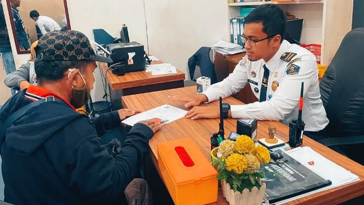 Petugas Imigrasi Dumai memberikan berkas penolakan warga Malaysia yang masuk ke Indonesia.