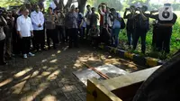 Pemusnahan ini dilakukan secara simbolis dengan membakar sejumlah barang hingga menggilas tembaga dengan mobil konstruksi. (merdeka.com/Arie Basuki)