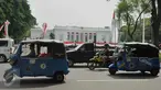 Bajaj dan sejumlah kendaraan bermotor melintas di depan Istana Kepresidenan, Jakarta, Rabu (20/7). Sudinhubtrans Jakarta Pusat segera menerapkan larangan bajaj melintas di Jalan Medan Merdeka Barat dan Medan Merdeka Utara. (Liputan6.com/Gempur M Surya)