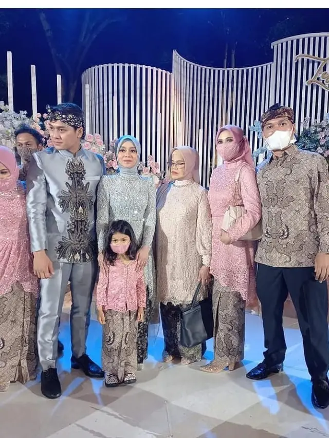 Jarang Tersorot, Ini 6 Potret Rizky Billar dan Kakak Perempuannya yang Tinggal di Jepang