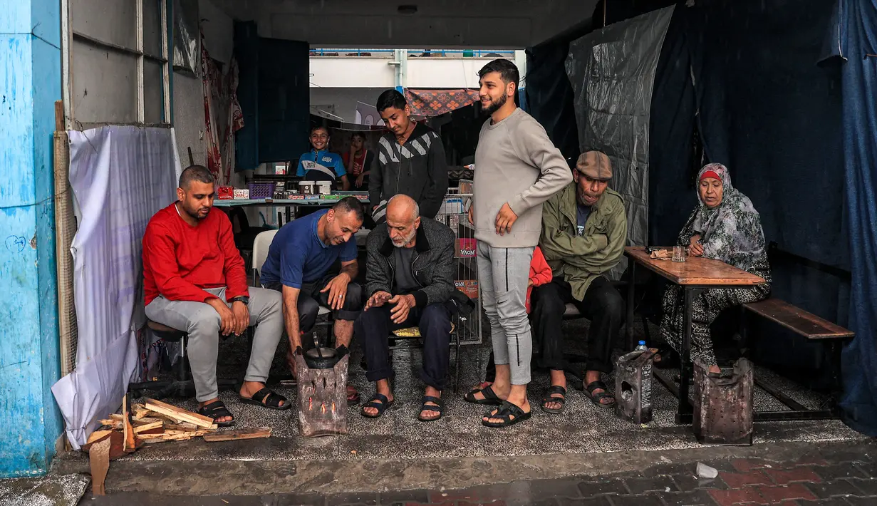 Hujan deras di Gaza yang terjadi setelah perang Israel-Hamas selama enam minggu telah membawa kekhawatiran dan tantangan baru bagi ribuan warga Palestina yang kehilangan tempat tinggal. (SAID KHATIB / AFP)
