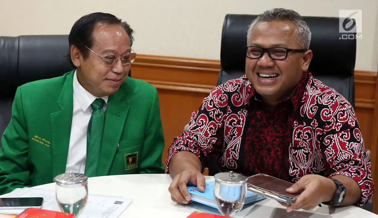 Ketua KPU, Arief Budiman menerima kunjungan Ketum PPP Muktamar Jakarta Djan Faridz di Gedung KPU, Jakarta, Senin (9/10). Kedatangan PPP untuk berkonsultasi terkait syarat pendaftaran partai politik (Parpol) peserta Pemilu 2019. (Liputan6.com/Johan Tallo)