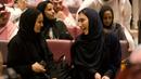 Para pengunjung perempuan bersiap menonton film Black Panther selama acara gala undangan di King Abdullah Financial District Theatre, Riyadh, Arab Saudi (18/4). Setelah pelarangan selama 35 tahun, bioskop kembali beroperasi di Arab Saudi. (AP/Amr Nabil)