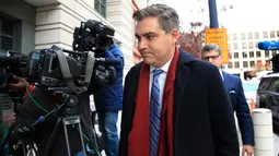 Jurnalis CNN, Jim Acosta menghadiri sidang tuntutan di pengadilan federal, Washington, Rabu (14/11). Sidang terkait pencabutan hak konstitusional Jim Acosta untuk meliput setelah terlibat perselisihan dengan Presiden Donald Trump. (AP/Manuel Balce Ceneta)
