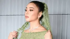 Penampilan Nikita Willy terlihat begitu anggun dan memesona. Di hari pertunangannya, ia mengenakan kebaya berwarna hijau yang dipadu kain songket Padang rancangan desainer Didiet Maulana. (Liputan6.com/IG/iam.nikilovers)