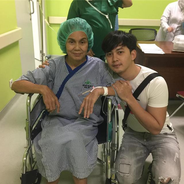 5 Potret Seleb yang Temani Orang Tua Saat Sakit, Bikin Haru