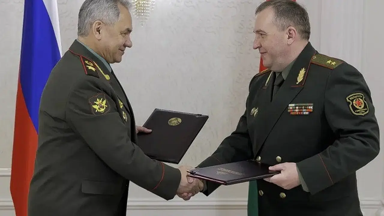 Menhan Belarus Viktor Khrenin dan Menhan Rusia Sergei Shoigu di Minsk saat penandatanganan kesepakatan yang meresmikan pengerahan senjata nuklir taktis Rusia di Belarus, Kamis (25/5/2023). (Dok. Vadim Savitsky/Layanan Pers Kemenhan Rusia via AP)