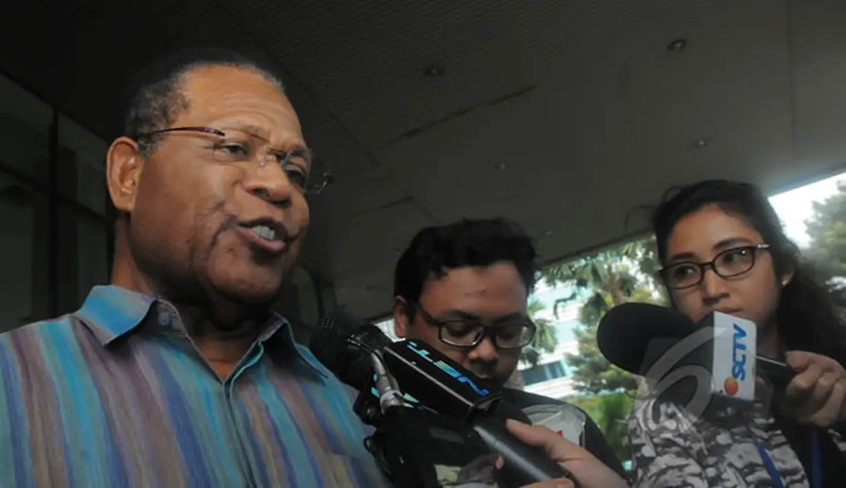 Barnabas Suebu diperiksa sebagai saksi terkait tindak pidana korupsi Detailing Engineering Design Pembangkit Listrik Tenaga Air Sungai Memberamo dan Urumuka tahun 2009-2010 Provinsi Papua, Jakarta, Kamis (12/2/2015). (Liputan6.com/Herman Zakharia)