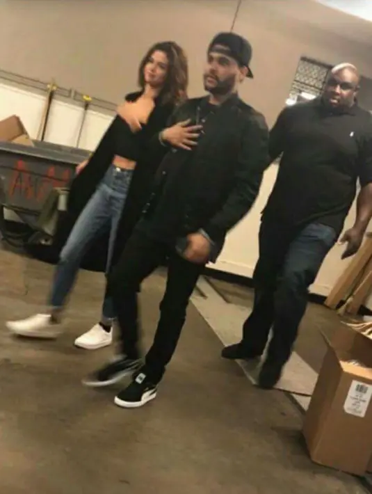 Sepasang kekasih ini terlihat sangat bahagia dengan mengenakan tampilan yang kasual. Selena tampil dengan atasannya berwarna hitam dan kardigan panjang, skinny jeans dan sneakers putih.  (Twitter/SelenaHQ)