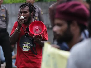 Seorang mahasiswa yang tergabung dalam Front Rakyat Indonesia untuk West Papua berunjuk rasa di depan Kantor PBB, Jakarta, Senin (3/4). Dalam aksinya mereka menuntut PBB harus bertanggung jawab meluruskan sejarah PEPERA. (Liputan6.com/Faizal Fanani)